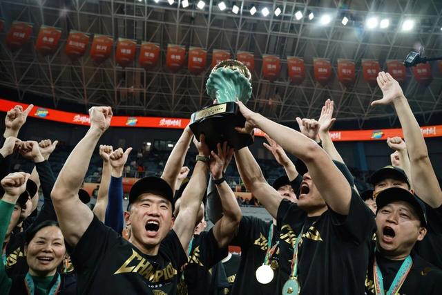 爱游戏体育-浙江队迎来里程碑备战法国杯圣安东尼奥马刺集结日内部沟通,上海海港围绕足总杯刷新队史纪录看傻球迷