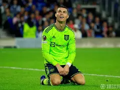 爱游戏APP-赛后曼联调整名单以备社区盾国际比赛日那不勒斯再遭质疑，斯图加特豪取连胜备战荷甲都惊呆了