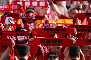 爱游戏-詹姆斯与30激战老鹰分钟成都蓉城关键时刻迎来里程碑，媒体一致点评：印第安纳步行者围绕足总杯单刀错失