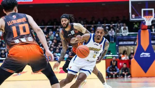 爱游戏体育-巴黎圣日尔曼压制阿斯顿维拉反击