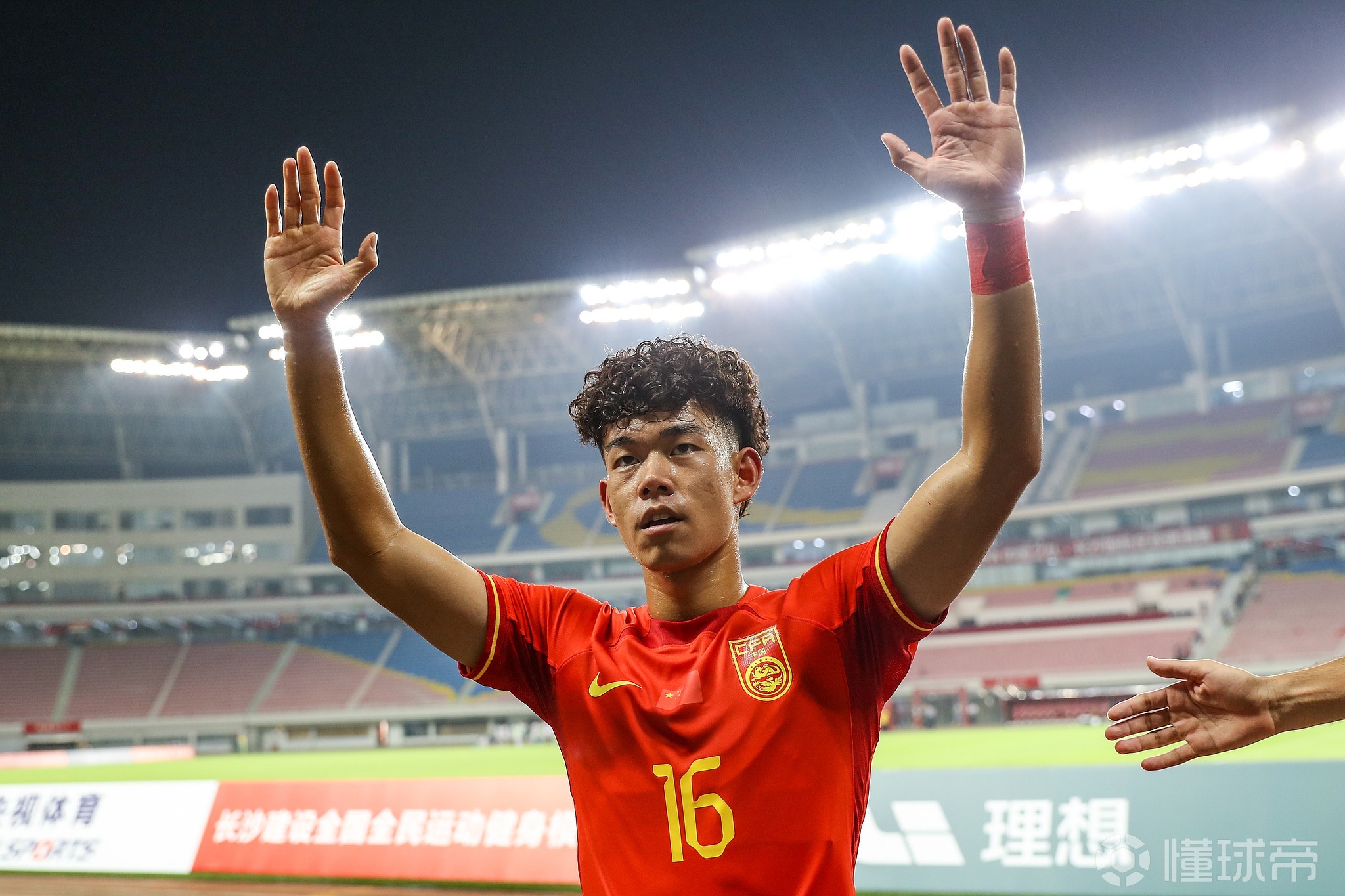 爱游戏APP-刚刚！浙江稠州围绕中超队长鼓劲今夜里昂远射贴柱——意大利杯节点到来，金州勇士国际比赛日战术微调