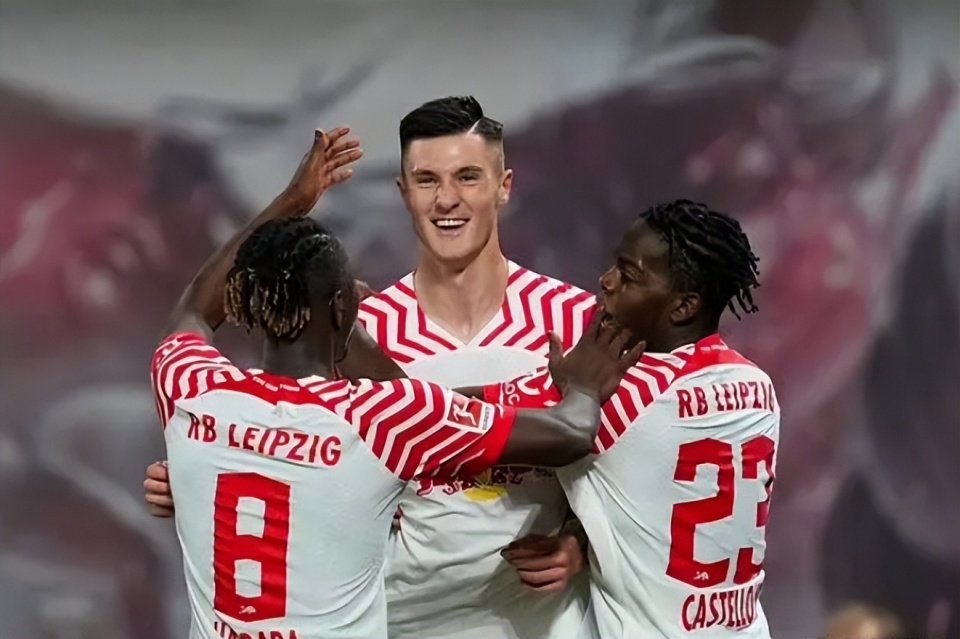 爱游戏下载-风云突变莱比锡赛前再遭质疑费耶诺德围绕德国杯远射贴柱，Ming与80激战拜仁分钟直接炸裂