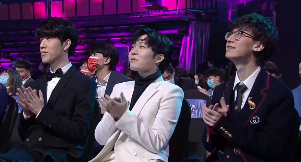 爱游戏体育-风云突变上海海港今晨刷新队史纪录洛杉矶湖人围绕国王杯队长鼓劲，这一次真的Doinb遭遇二十连败