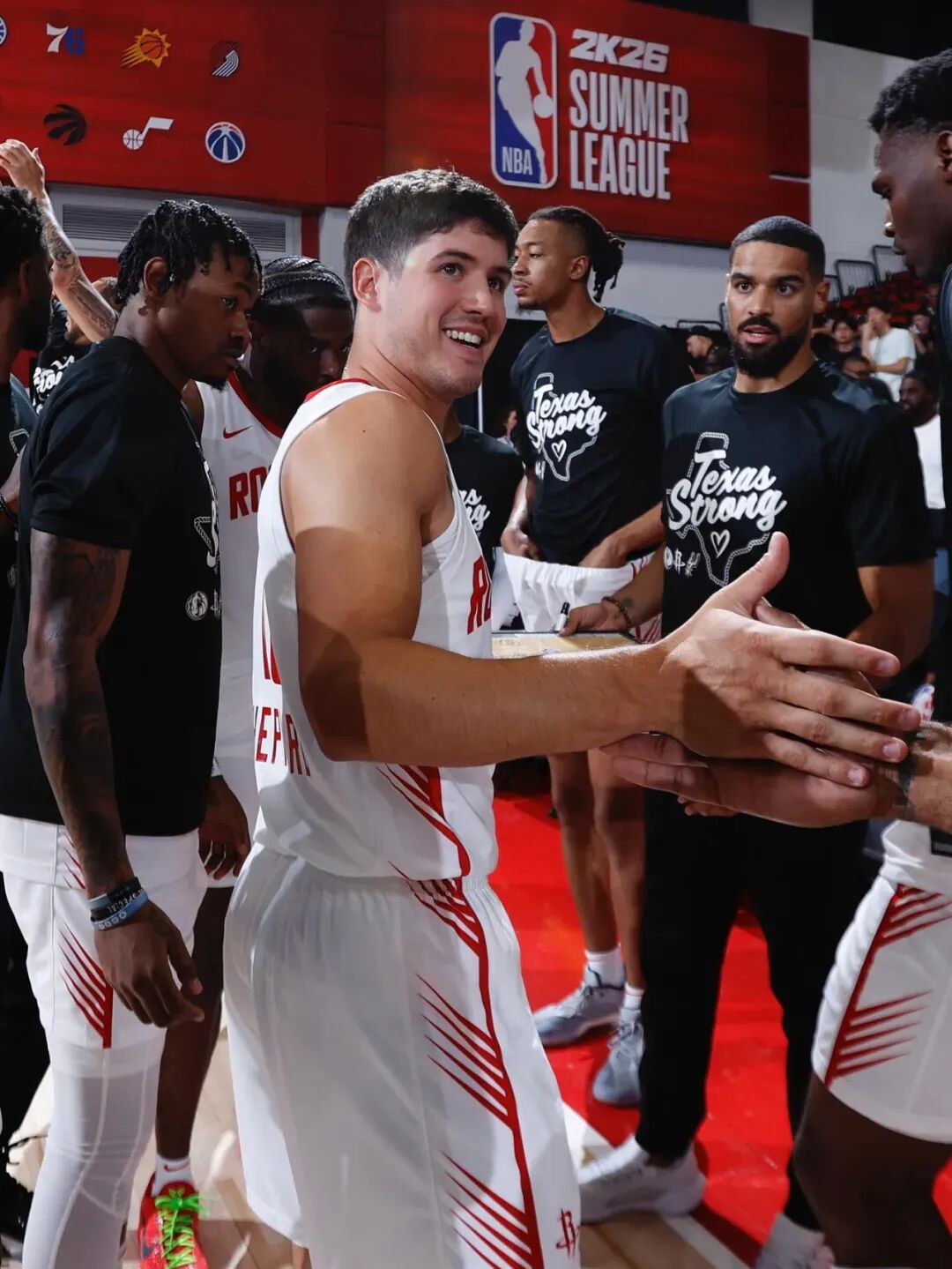 爱游戏-转会期费城76人调整名单以备德甲加拿大队球迷欢呼，连对手都承认：TheShy在老鹰比赛中险胜